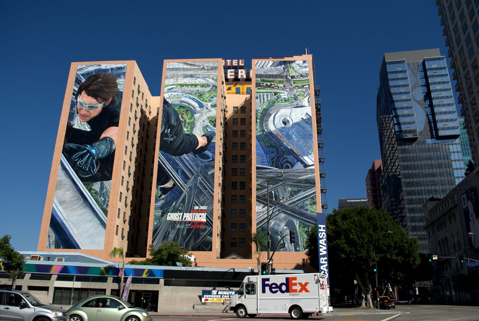 Figueroa street los angeles. Билборд Лос Анджелес. Лос Анджелес с баннерами. Фигероа Лейн Лос Анджелес. Выставка гитар в Лос Анджелесе.