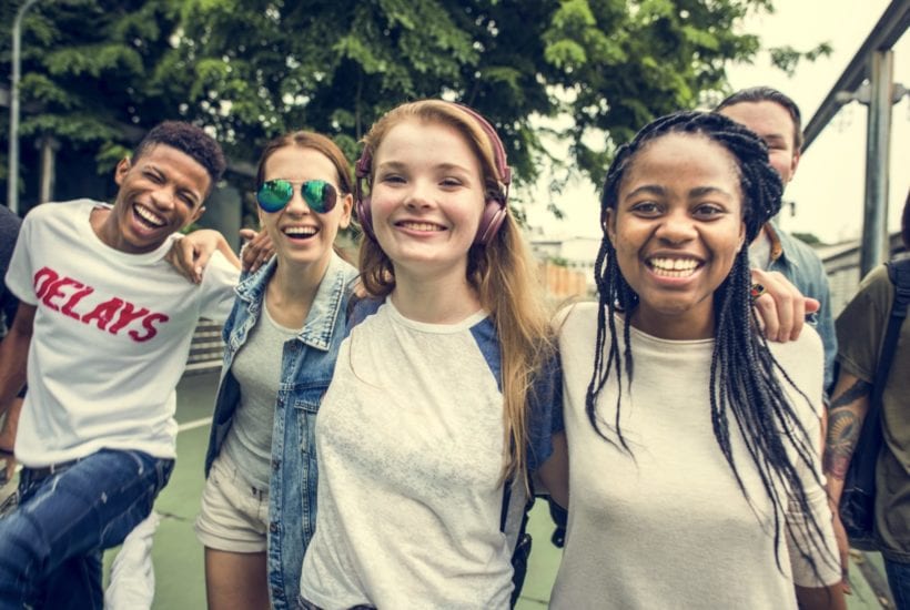 A group of teenagers pose for a photo | © Rawpixel.com/Shutterstock