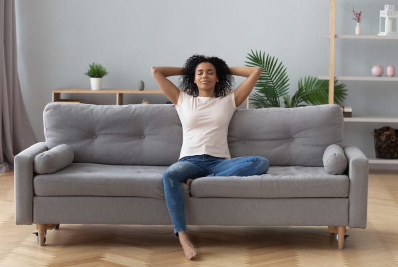 A solo female traveler tries couch surfing for the first time | © fizkes/Shutterstock