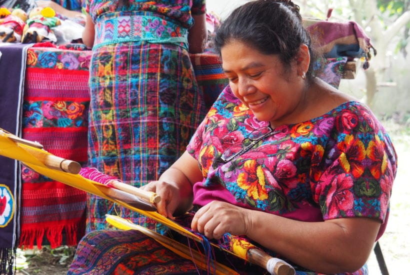 Dona Gladys demonstrates weaving at Manos de Fe | © Nikki Vargas/Unearth Women